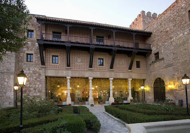 Parador de Sigüenza, medieval, vanguardista y Starlight