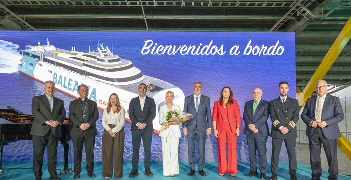 La directora de la Fundación Starlight amadrina el nuevo fast ferry Mercedes Pinto de Baleària Canarias
