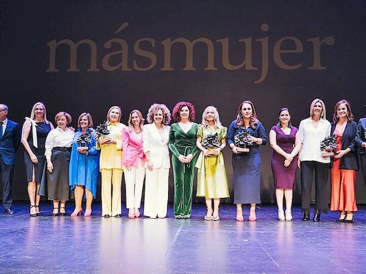 Antonia Varela, directora de la Fundación Starlight, galardonada por Más Mujer con el Premio Mujer Ciencia e Innovación.