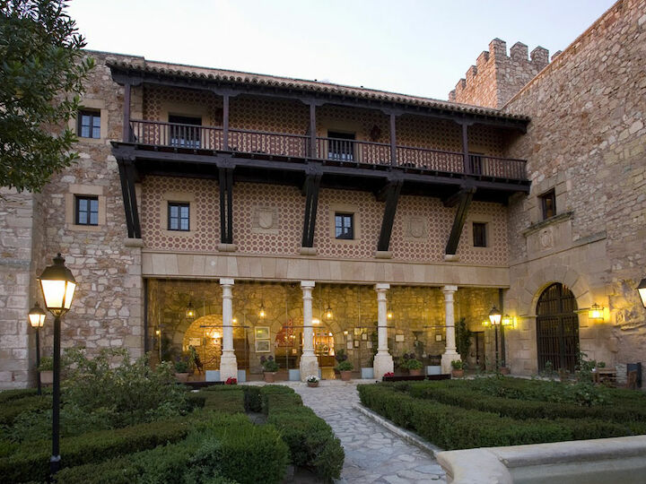 Parador de Sigüenza, medieval, vanguardista y Starlight