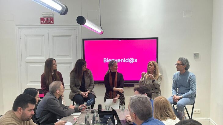 Airbnb rene a expertos en turismo y astronoma entre ellos Antonia Varela para analizar el impacto del eclipse de 2026