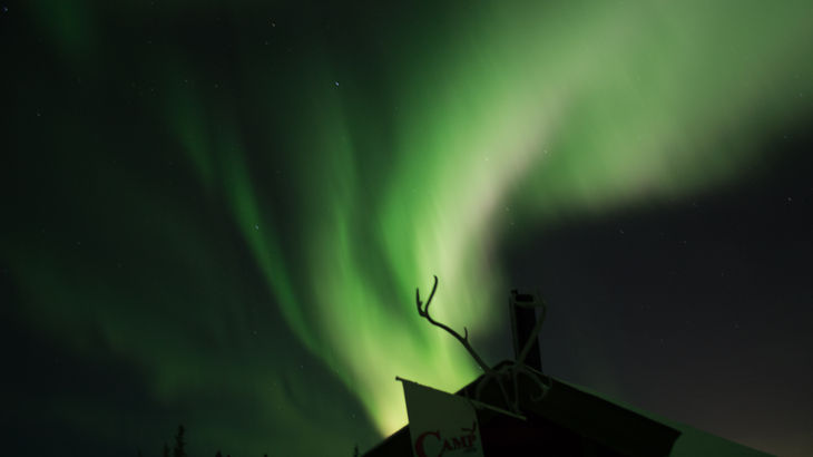 Auroras Boreales Sol de medianoche y cielo oscuro en el primer Campamento Starlight de Suecia